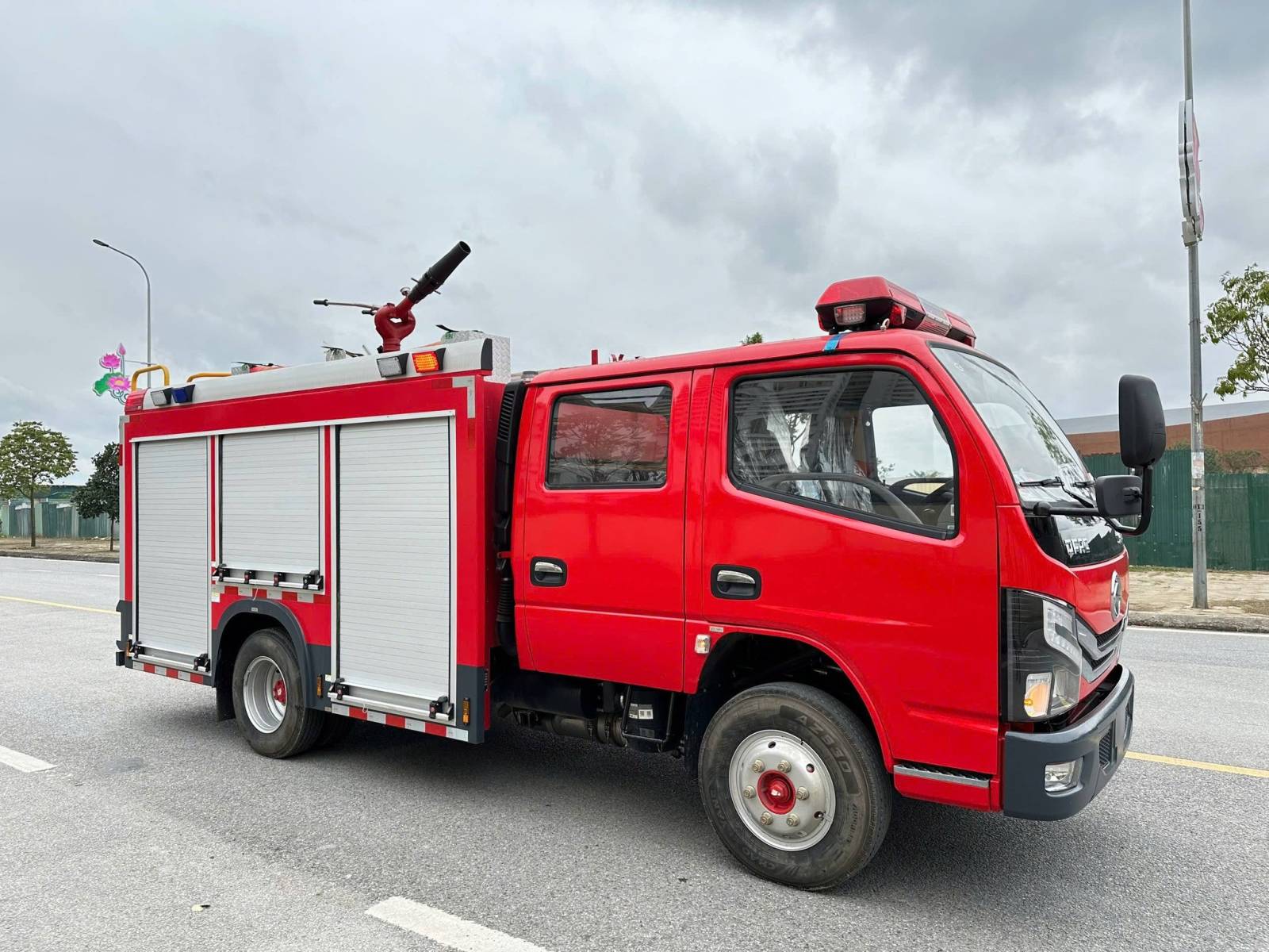 XE Ô TÔ CHỮA CHÁY DONGFENG 5 KHỐI (4m3 nước,1m3 bọt)