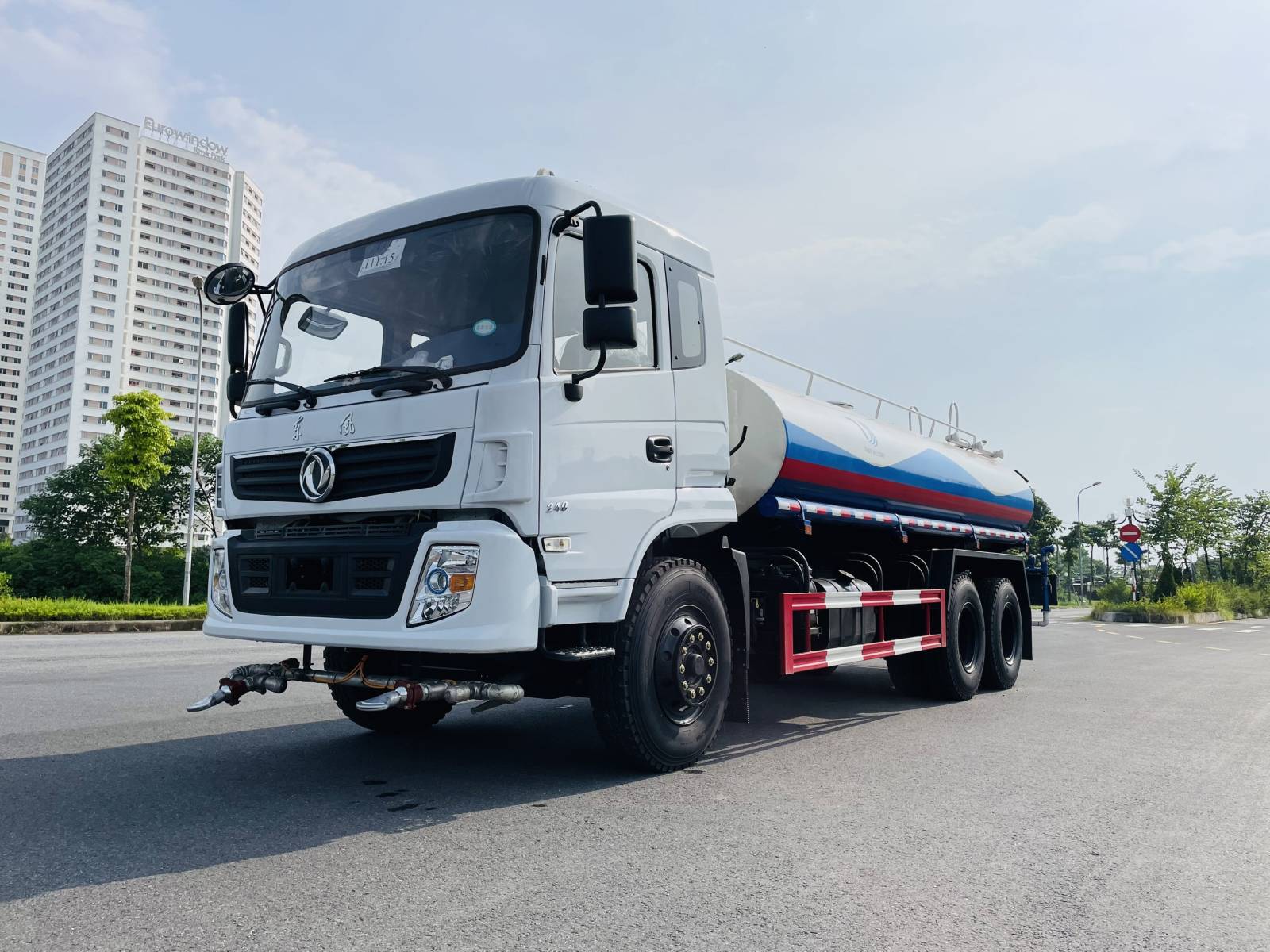 Xe phun nước tưới cây Dongfeng13,6 m3- moden 2026- giao ngay