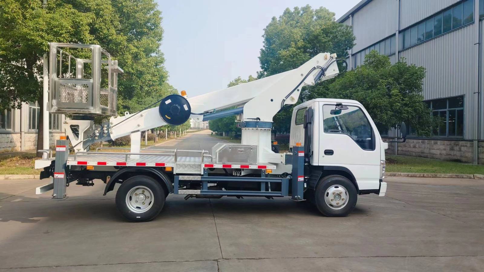 XE Ô TÔ NÂNG NGƯỜI LÀM VIỆC TRÊN CAO 18M ISUZU