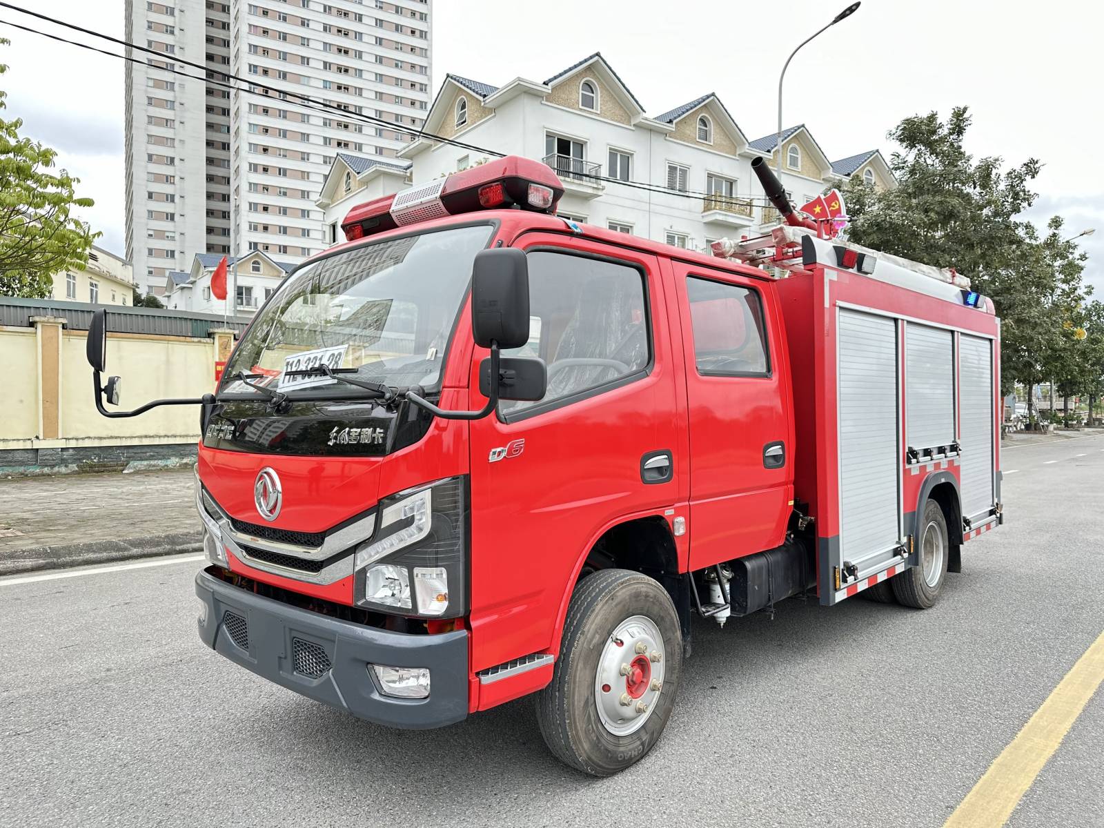 Ô TÔ CHỮA CHÁY DONGFENG 2.3 KHỐI (2 khối nước, 0,3 khối bọt)