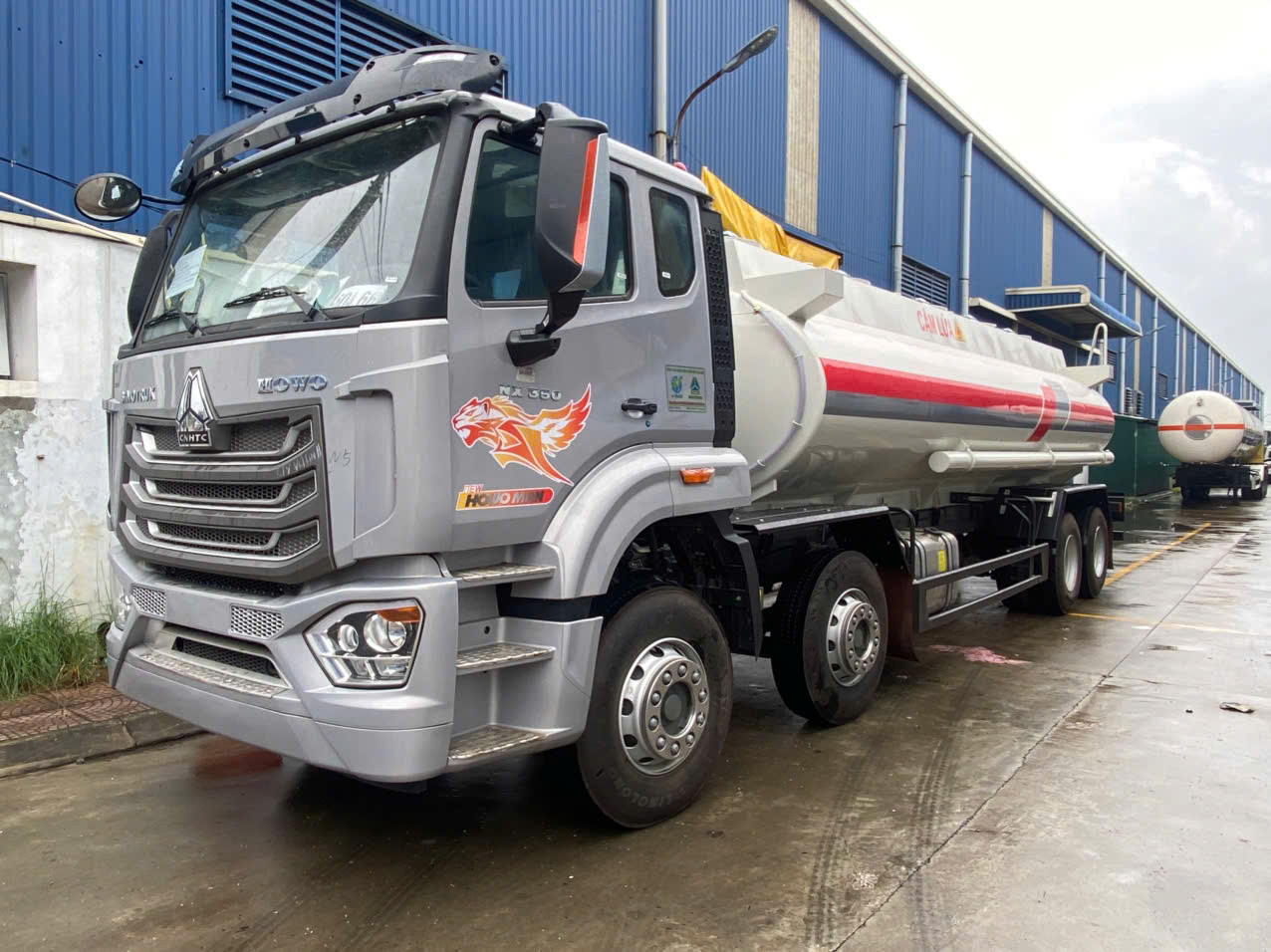 xe chở xăng dầu Howo 4 chân 22m3 5 cửa- hàng sẵn