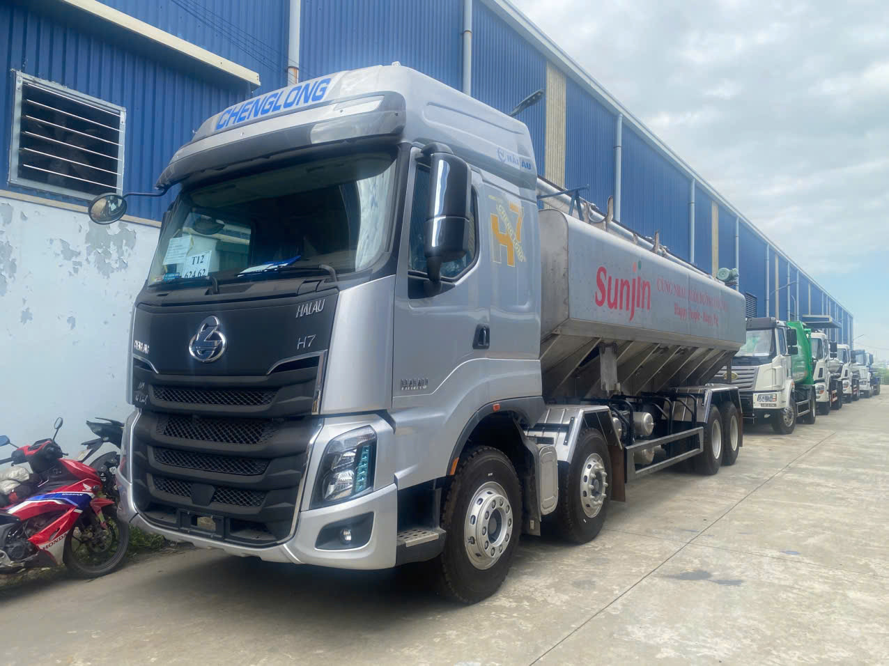 Xe chở cám 4 chân chenglong 27m3