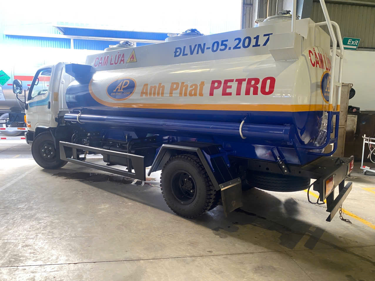 Xe chở xăng dầu nhỏ Hyundai Highty W11S 8M3