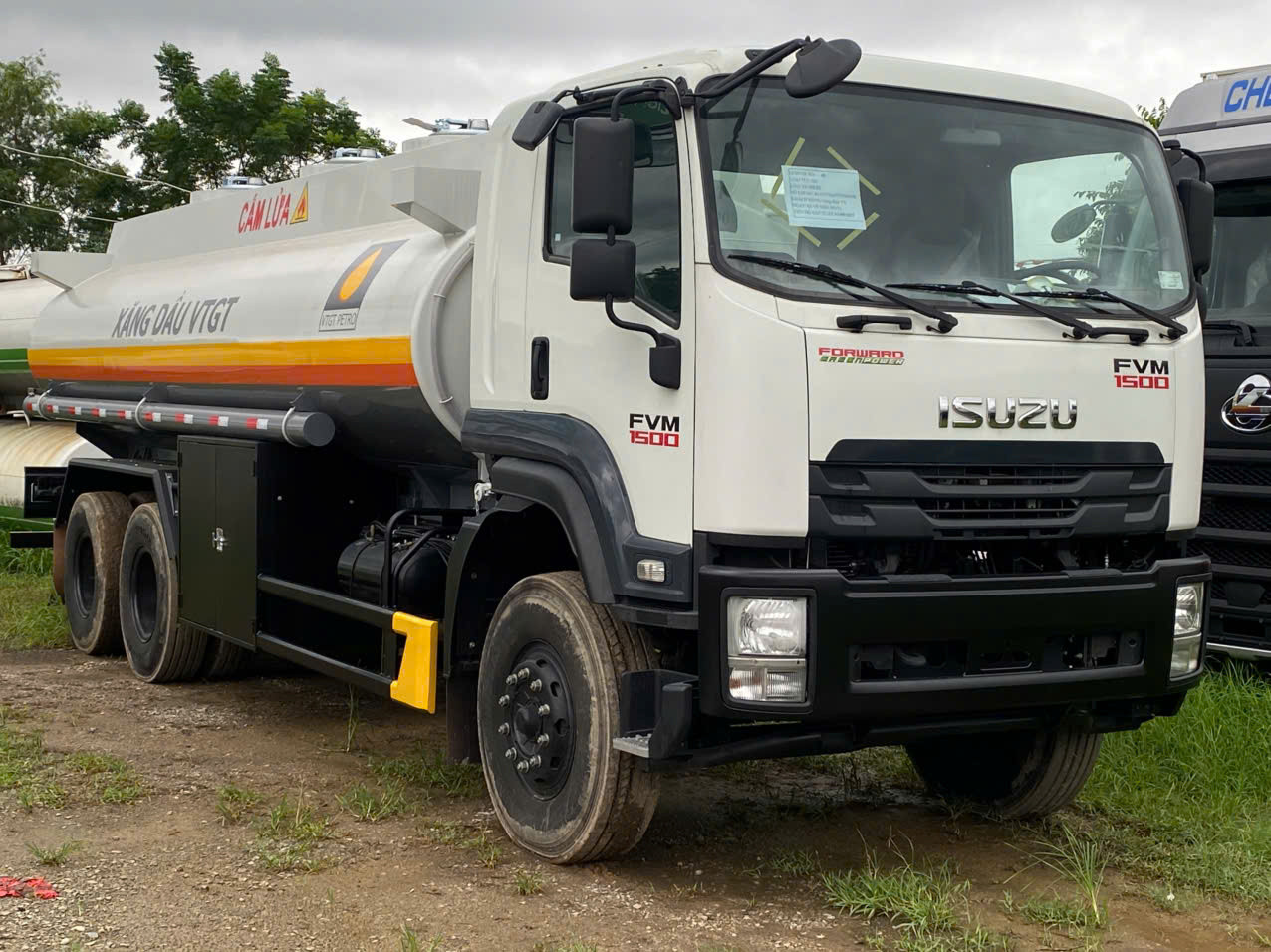 Xe xăng dầu ISUZU 19M3
