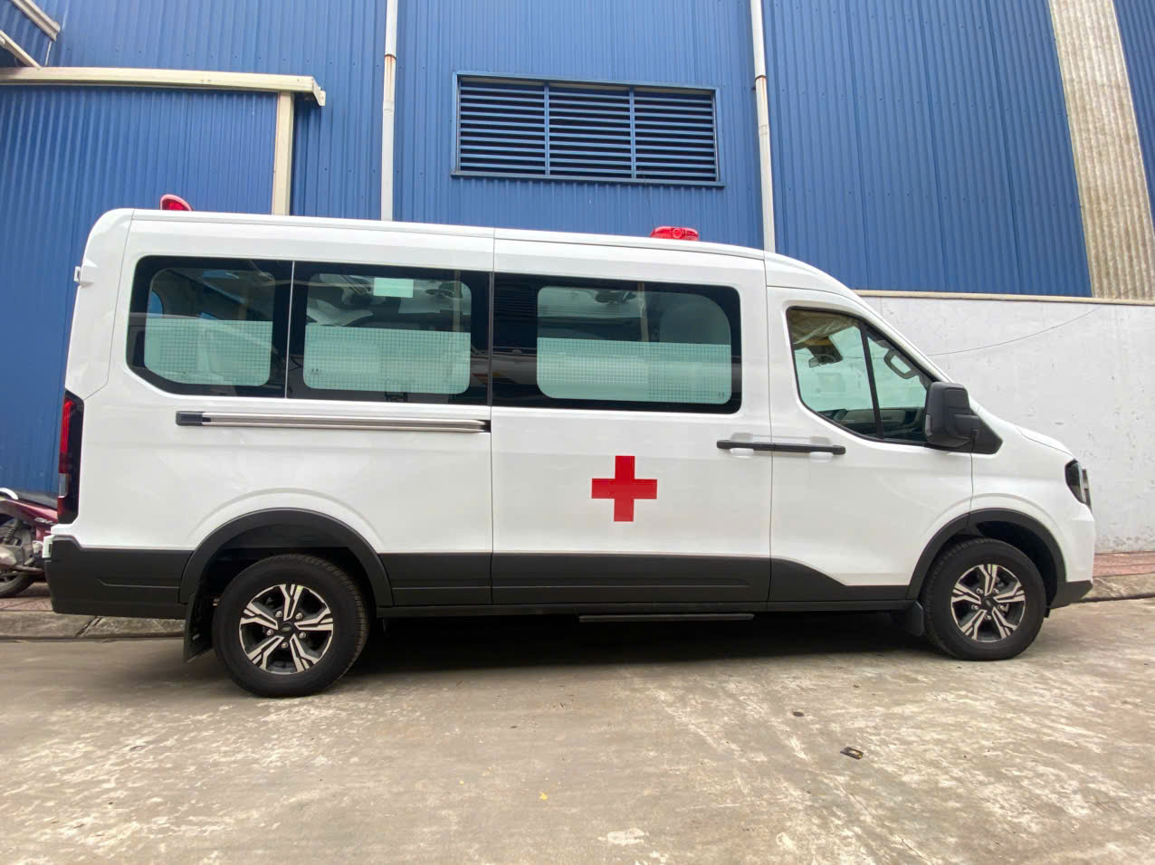 Xe cứu thương Ford Transit 2025