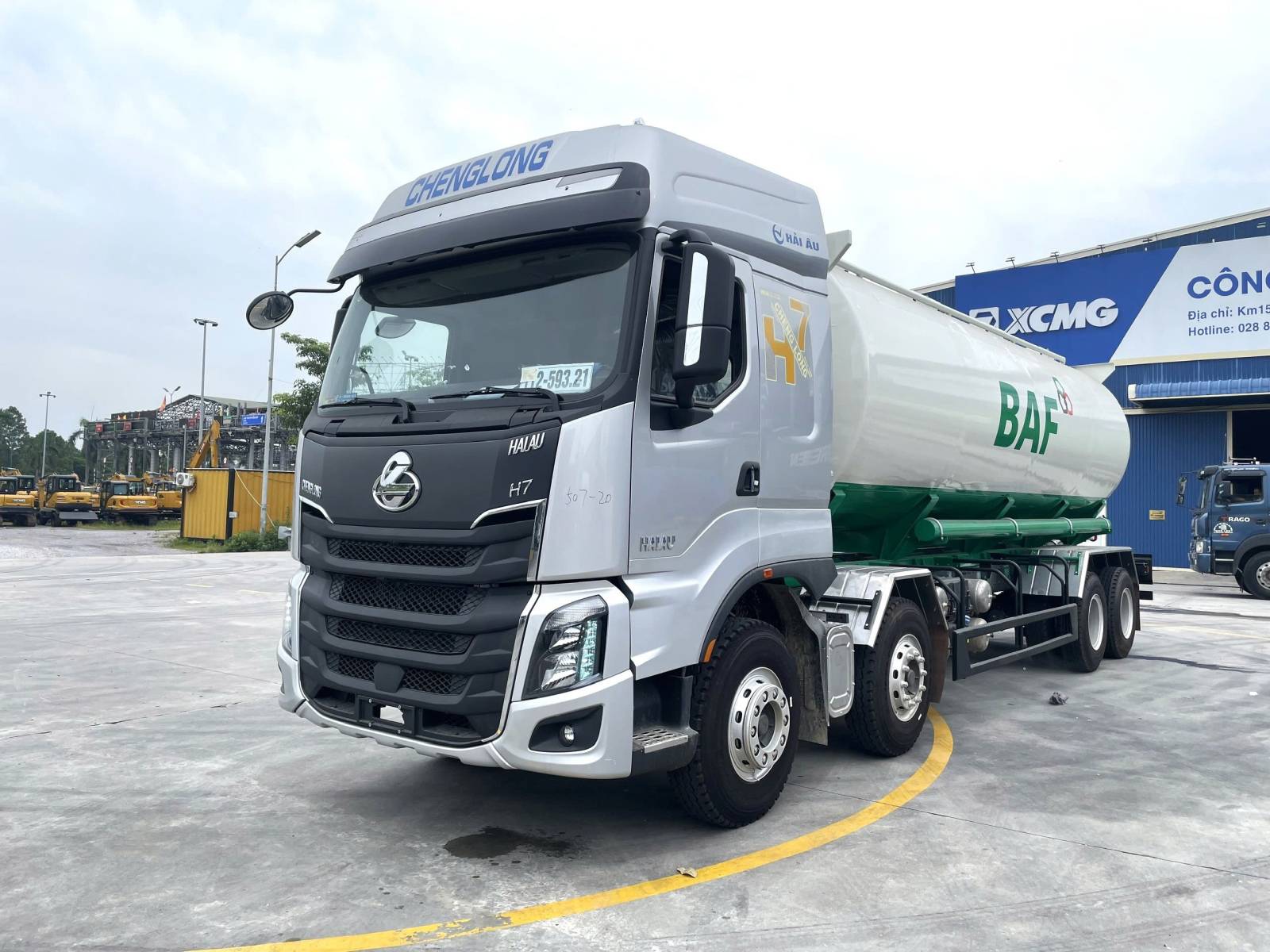 Xe chở cám thổi khí CHENGLONG 8X4 – 26.8m3 -điện 3 pha HEM