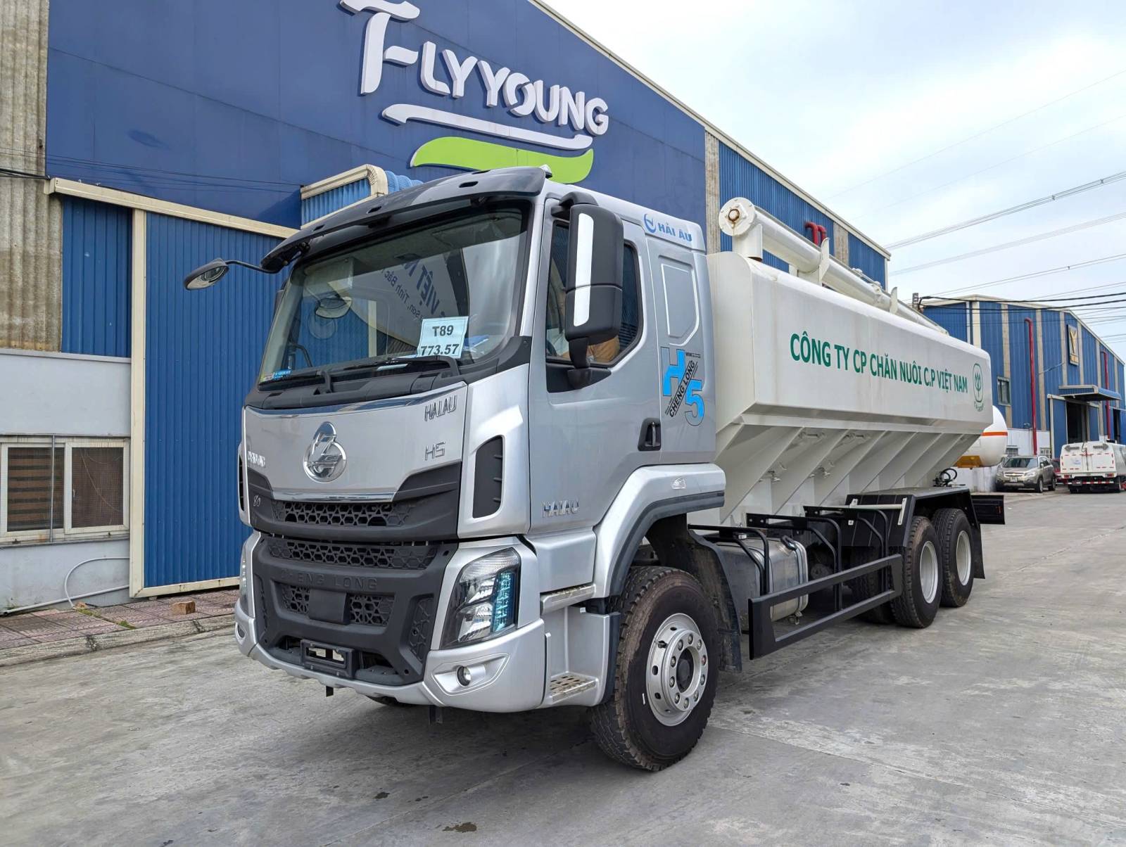 Xe chở cám trục vít Chenglong 6x4 (PN) - 21.31m3 - bồn thép+SUS304-