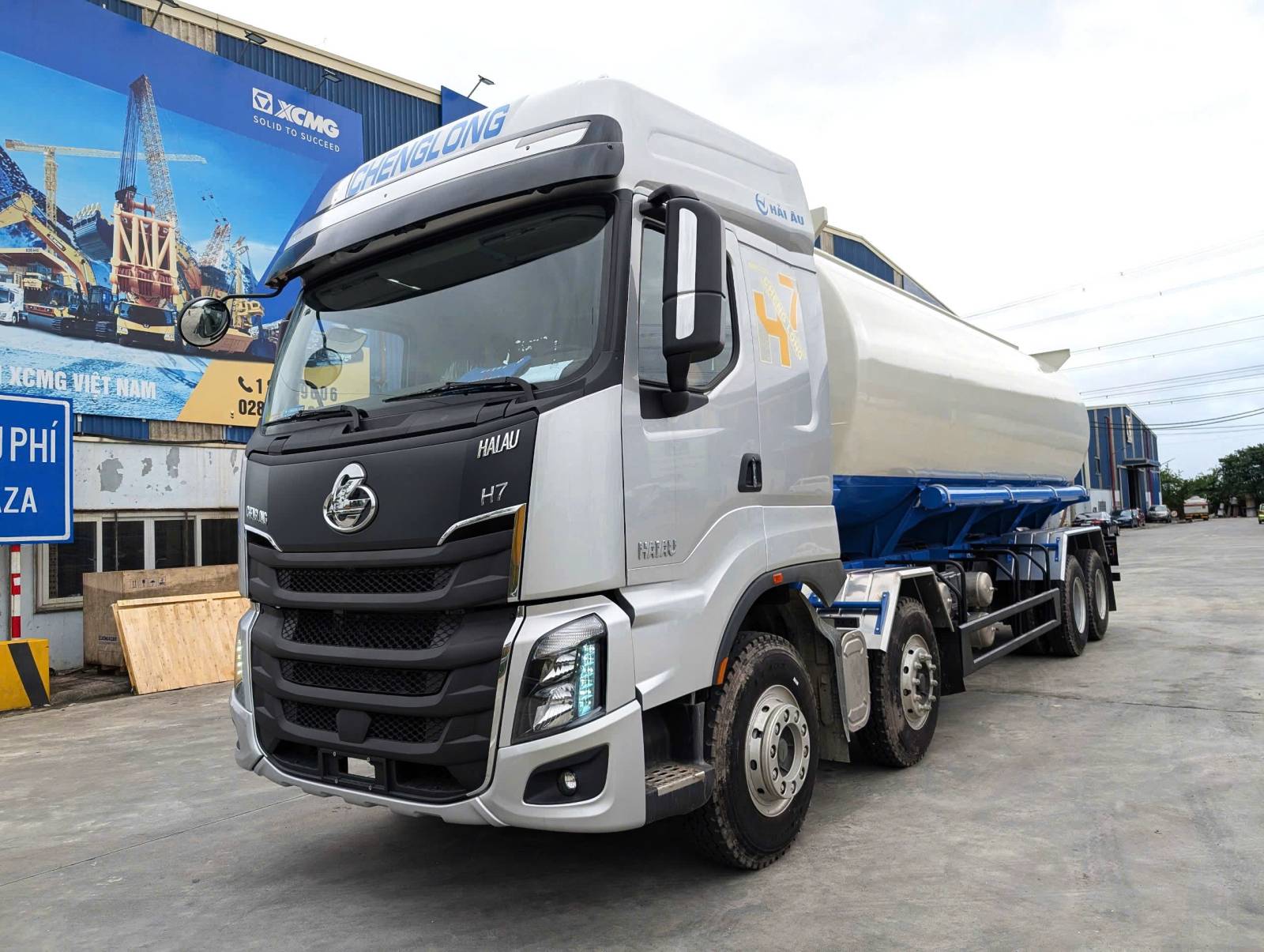 xe chở cám thổi khí Chenglong 8x4 sat xi - 27.7m3 - bồn thép+Inox