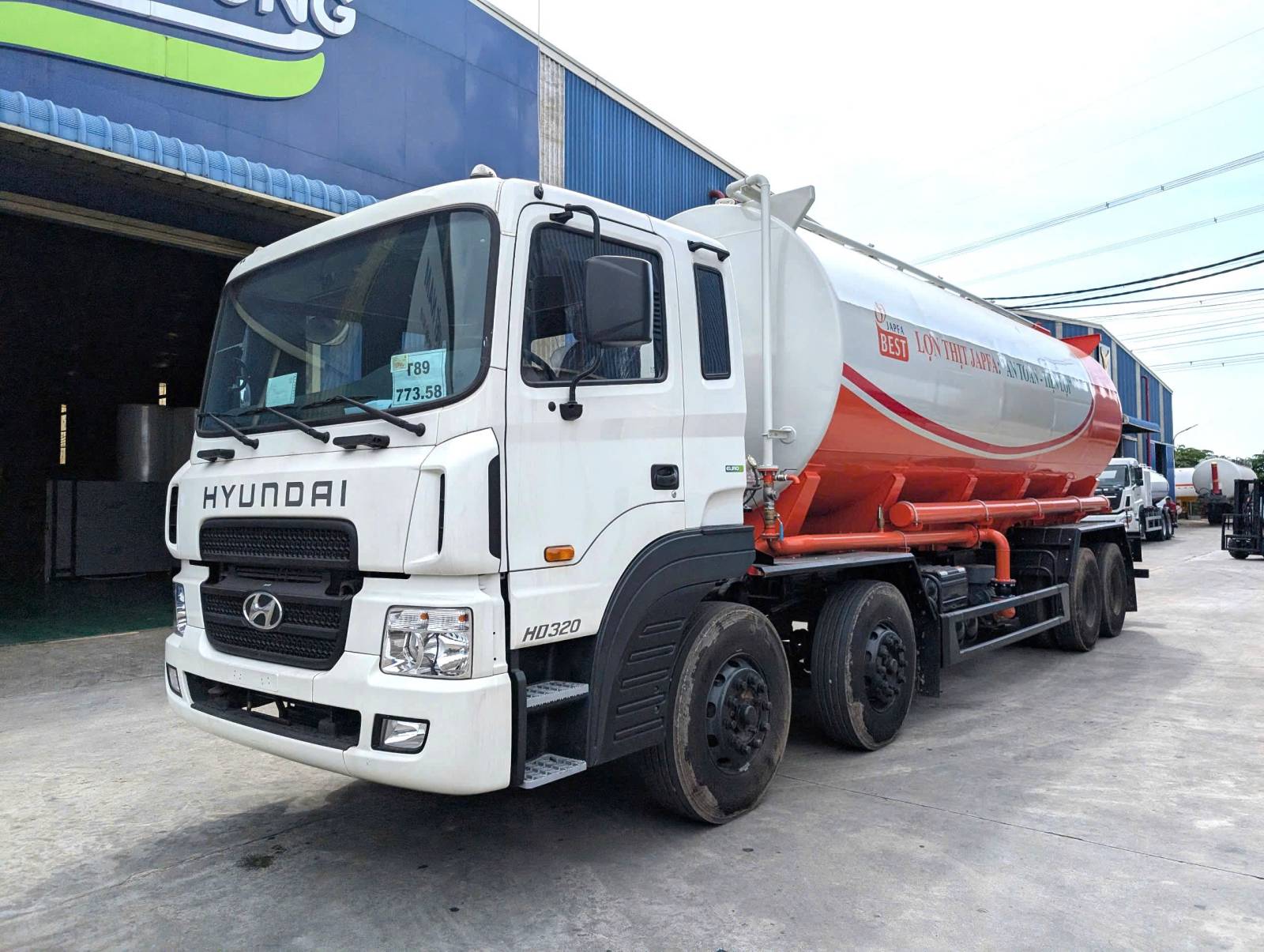 xe chở cám thổi khí HD320 - 29.8m3 - bồn nhôm