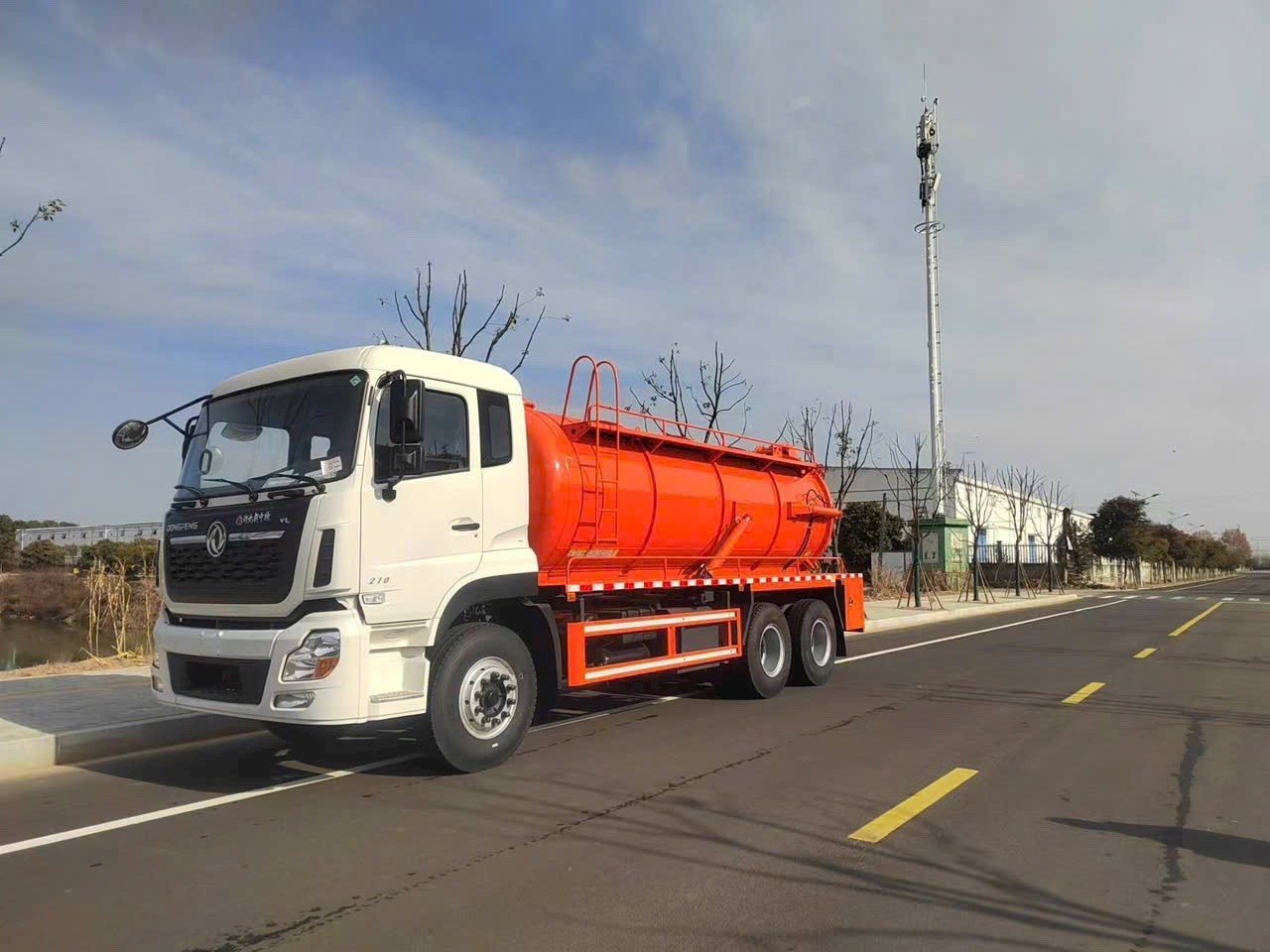 XE HÚT CHẤT THẢI ĐA NĂNG 13M3