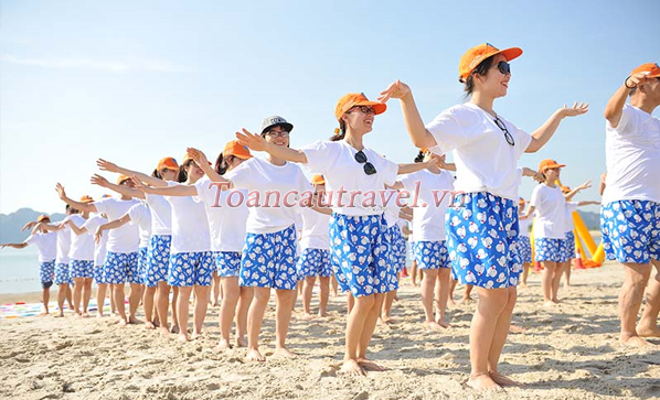 hương trình Team Building các trò chơi tập thể do hoạt náo viên và hướng dẫn tổ chức trên bãi biển