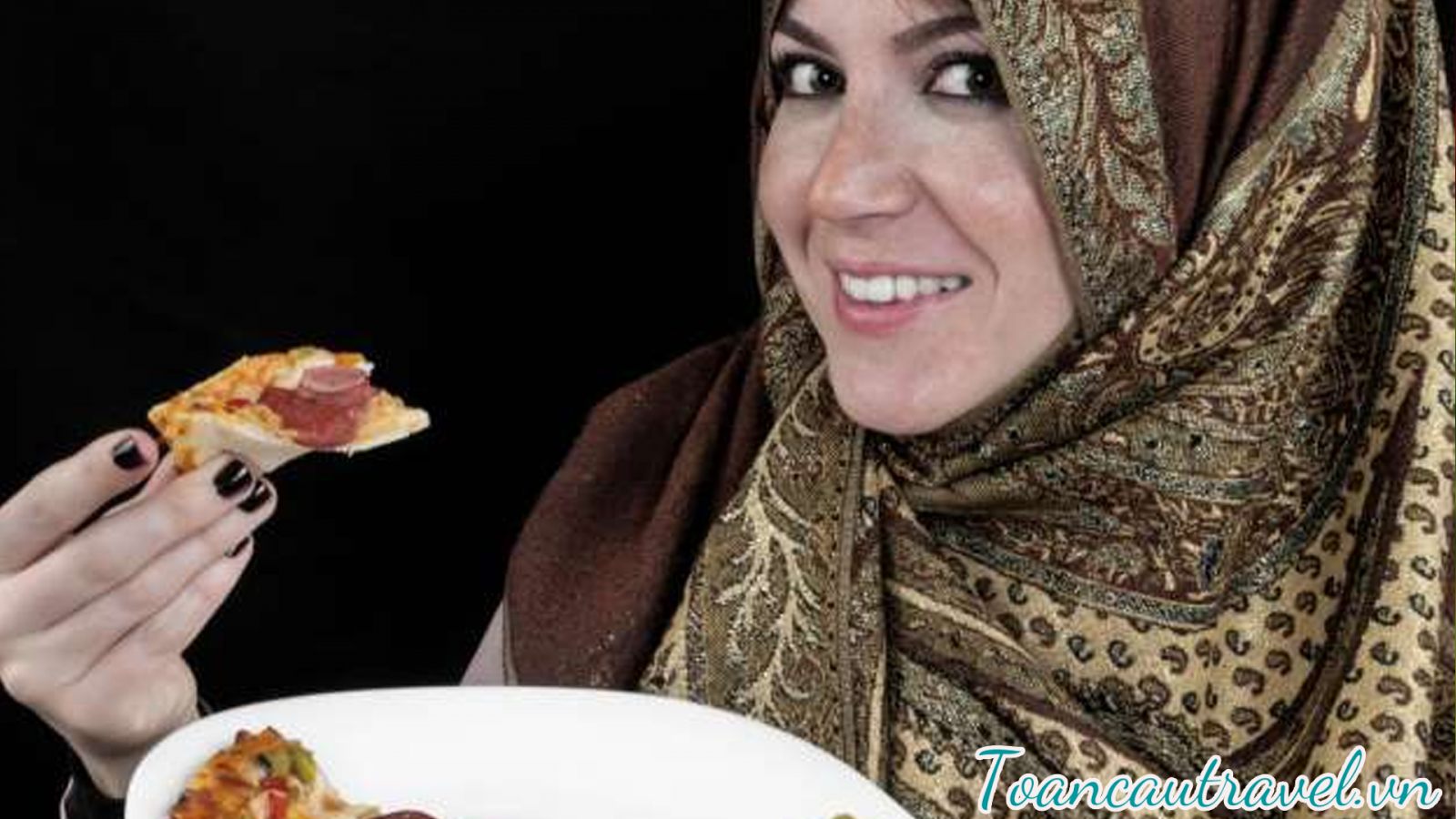 Du khách không nên dùng tay trái để ăn trên bàn tiệc