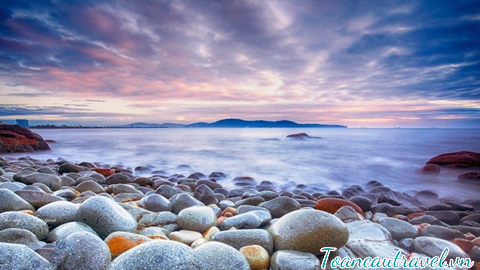 Bãi Trứng với những viên đá nhẵn thin xếp đầy bãi tắm, đẹp tự nhiên không đâu có được.