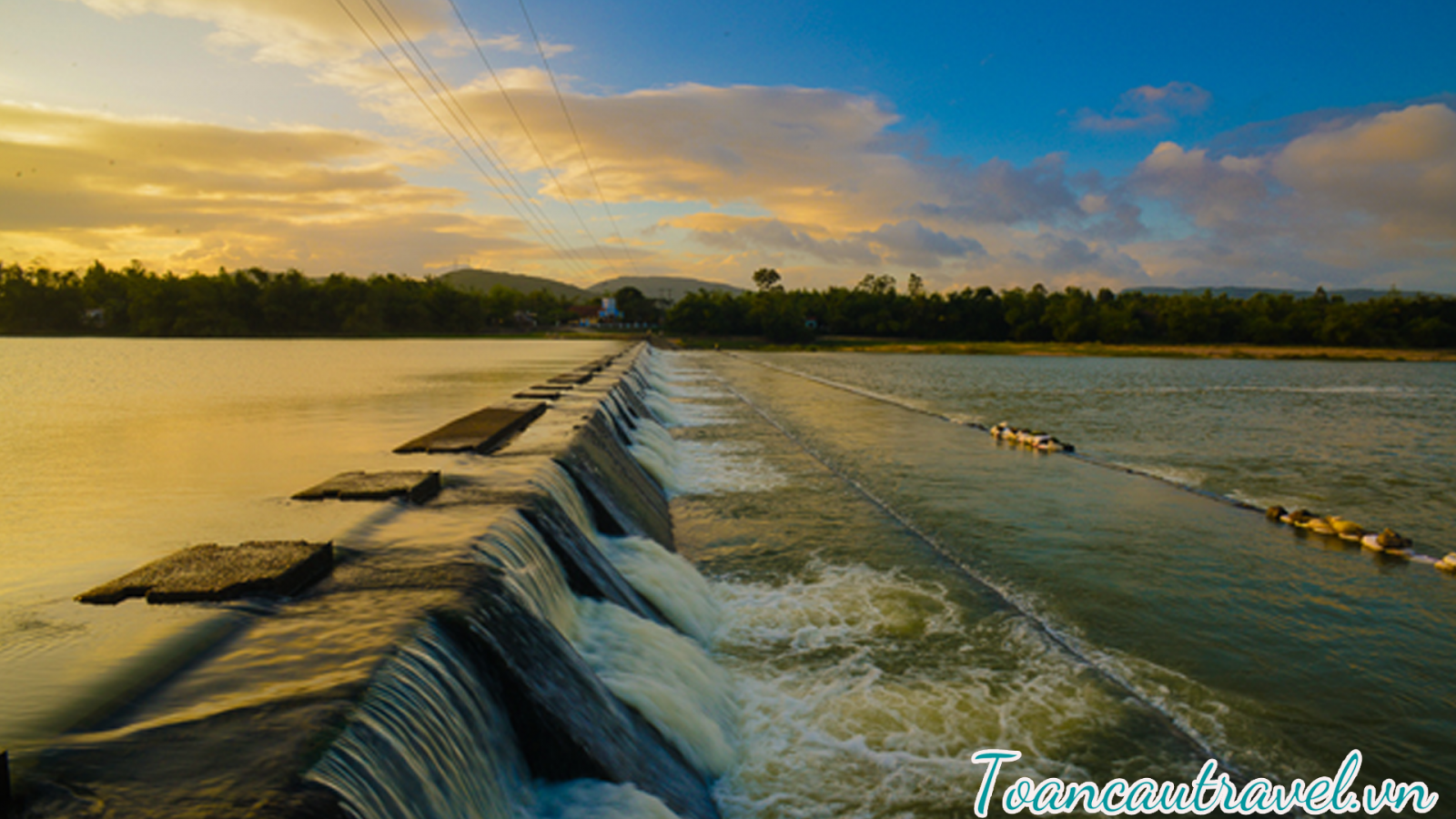 ập Tam Giang như một ngọn thác với những dòng nước chảy xuống tung bọt trắng xóa.