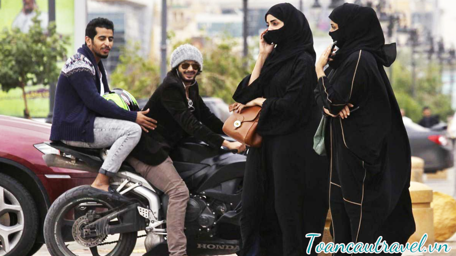 Không bắt tay phụ nữ hồi giáo: đây là điều cấm kỵ khi giao tiếp với phụ nữ hồi giáo.