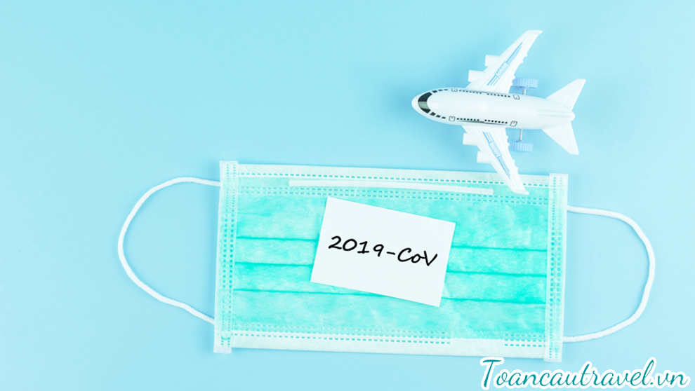 Bạn nên đeo khẩu trang, găng tay cao su sử dụng một lần, kính mắt, đồ bảo hộ để chắc chắn sẽ không tiếp xúc với bất kỳ nguồn lây bệnh nào trên máy bay.