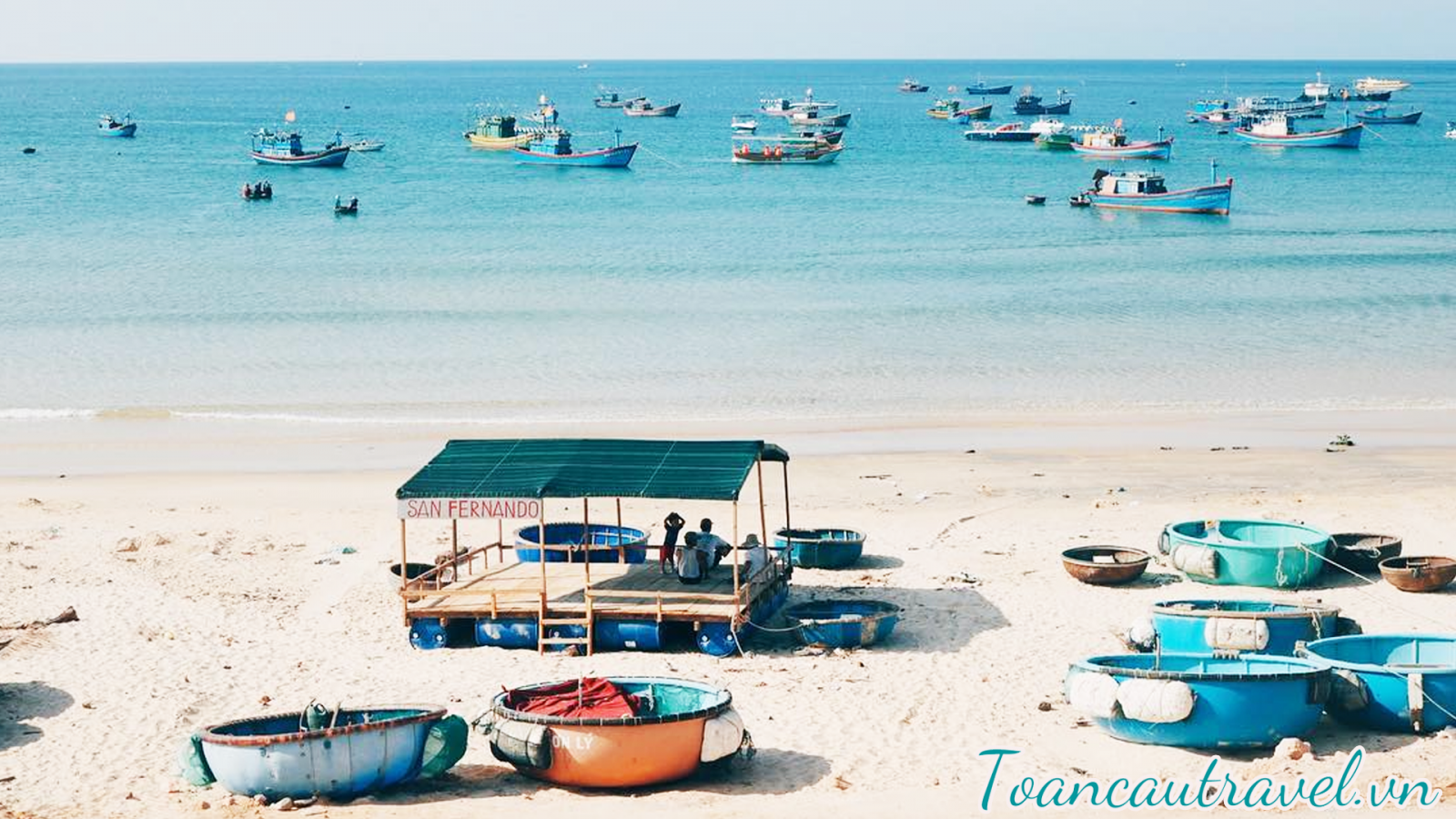 Làng Chài Nhơn Lý nhìn ngắm làng chài và cuộc sống của ngư dân miền biển.