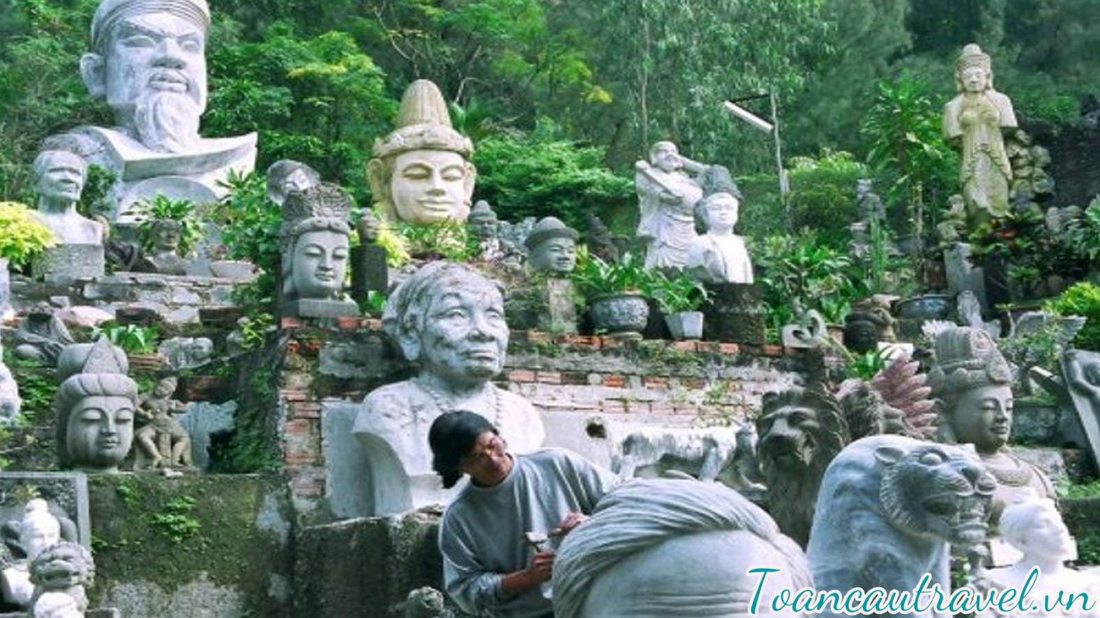 chiêm ngưỡng các kiệt tác điêu khắc đá tinh xảo được tạo ra từ bàn tay tài hoa của các nghệ nhân làng đá Non Nước dưới chân núi