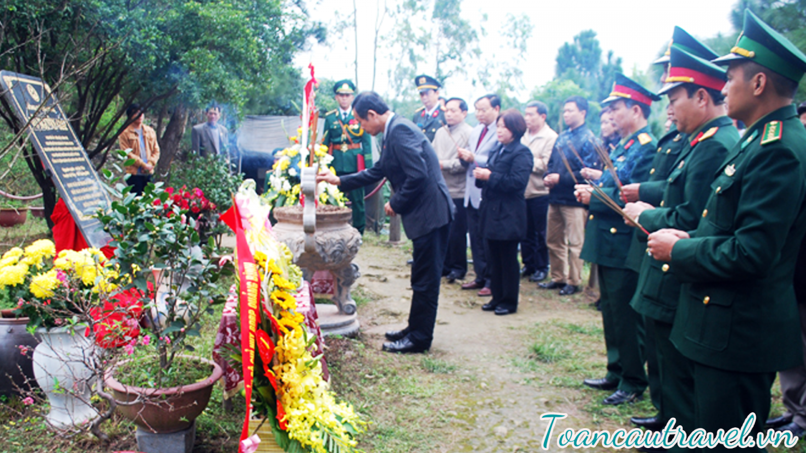 Viếng Mộ Đại Tướng Võ Nguyên Giáp là Đại tướng đầu tiên của Quân đội Nhân dân Việt Nam