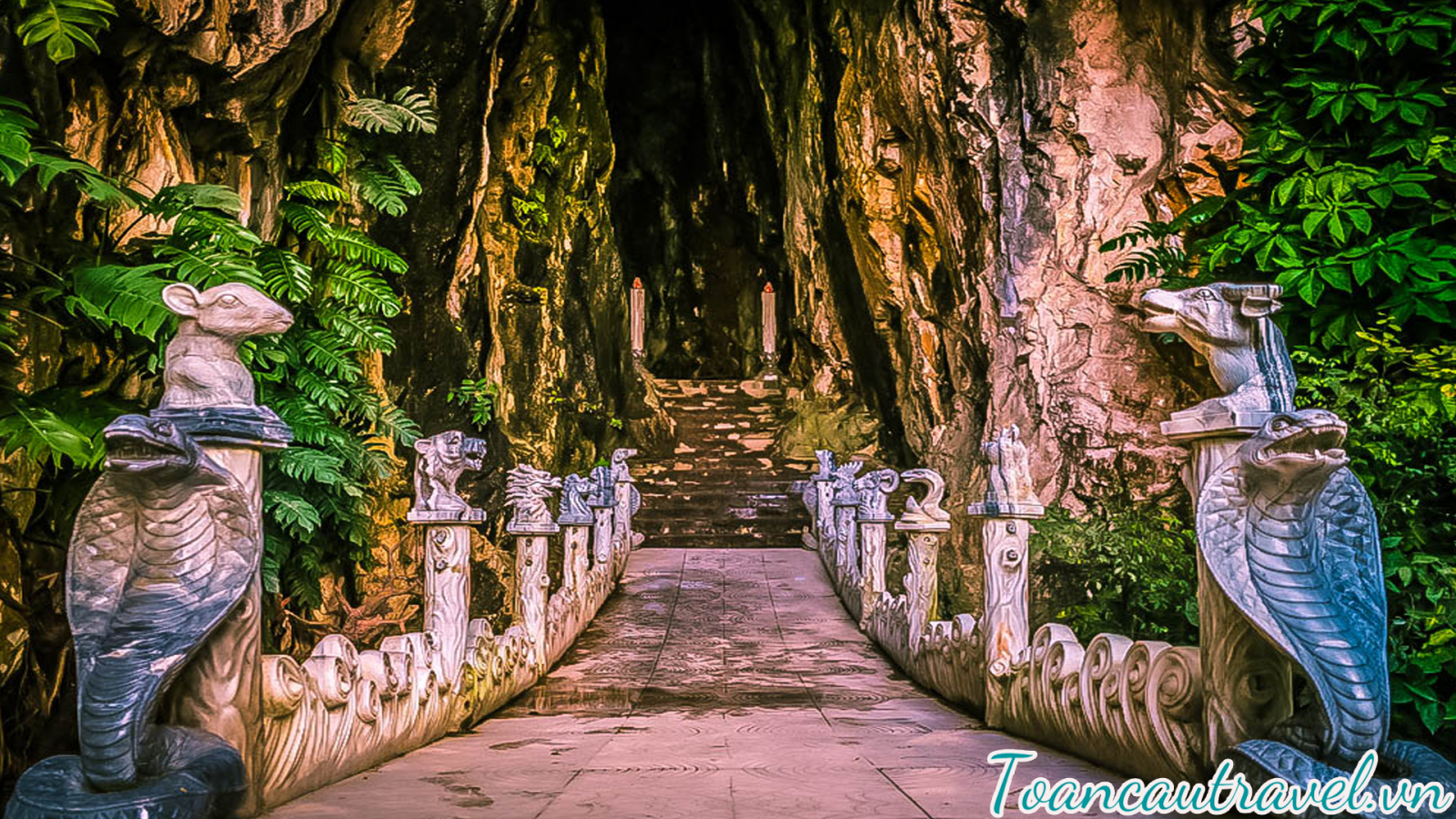 Cụm danh thắng Ngũ Hành Sơn với năm ngọn núi Kim, Mộc, Thủy, Hỏa, Thổ