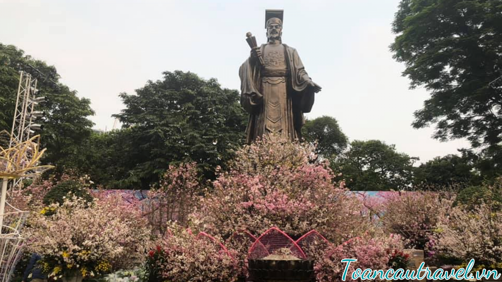 Vườn hoa quảng trường Lý Thái Tổ